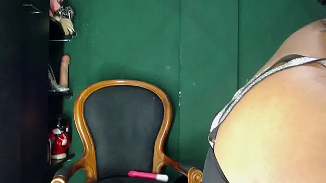 AntonelaVargas online show from April 17, 2026, 7:38 pm