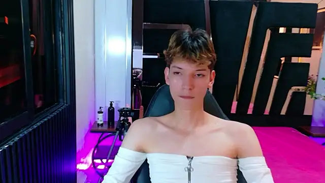 Stefany PiInk online show from April 3, 2026, 1:06 pm