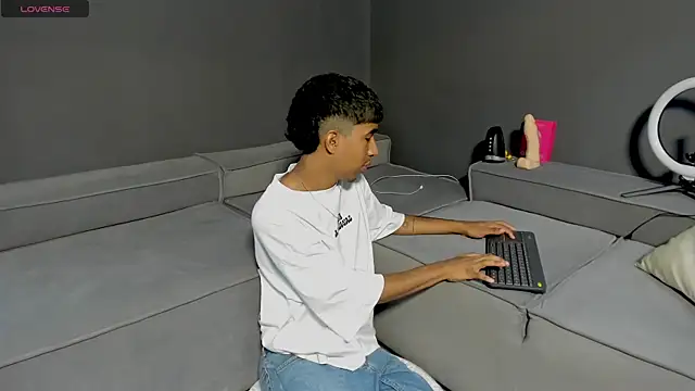 Snapshot of Ender_h0tt chatting on May 14, 2026, 1:52 pm Ender h0tt online show from May 14, 2026, 1:52 pm
