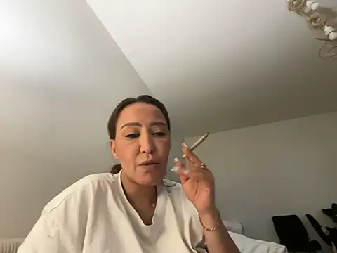 Shylyy25 online show from May 9, 2026, 5:44 am