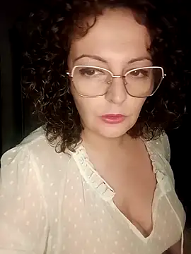 gloww877 online show from April 2, 2026, 7:42 pm