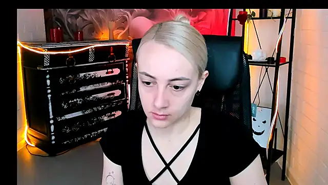 CarolMoor online show from April 29, 2026, 9:02 am