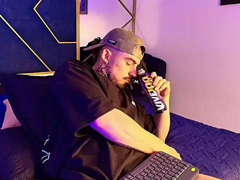 Dallas Whitee online show from March 19, 2026, 6:52 pm