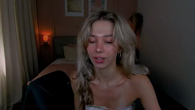 Snapshot of LuluAlis chatting on June 17, 2026, 1:21 pm LuluAlis online show from June 17, 2026, 1:21 pm