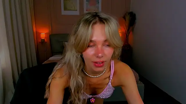 Snapshot of LuluAlis chatting on June 3, 2026, 1:56 pm LuluAlis online show from June 3, 2026, 1:56 pm