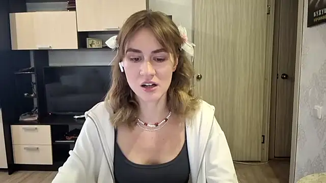 ElenoreHolguin online show from April 8, 2026, 8:38 am