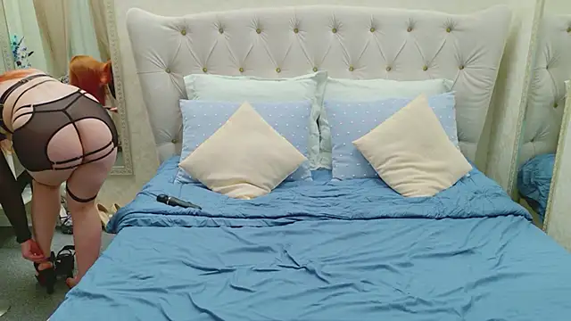 Redhead Vixen  online show from March 26, 2026, 1:26 am