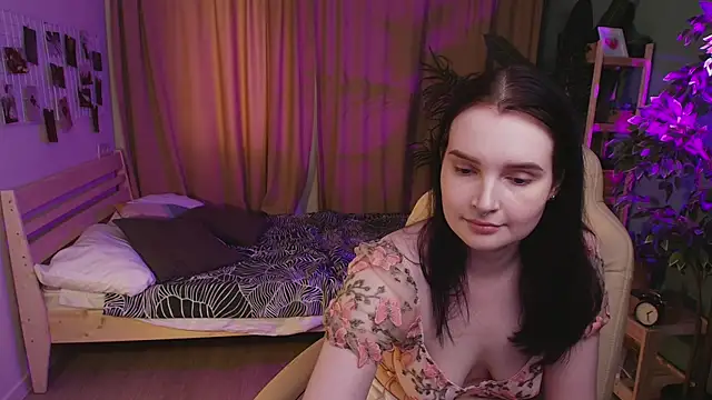 Kristen Bellle online show from April 6, 2026, 4:57 am