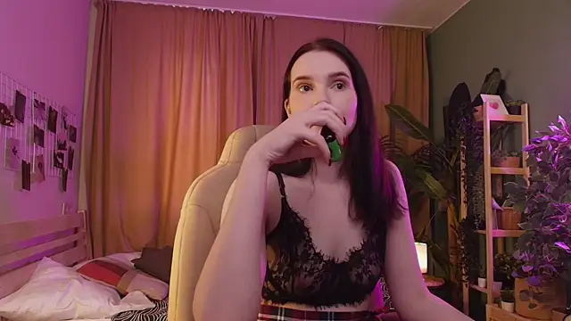 Kristen Bellle online show from April 10, 2026, 1:12 am