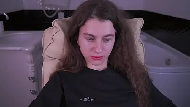 LittleJulii online show from March 30, 2026, 7:37 pm