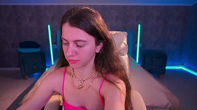 LittleJulii online show from April 13, 2026, 7:40 pm