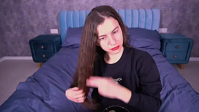 LittleJulii online show from March 31, 2026, 7:27 pm