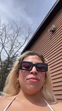 mxmxee online show from April 17, 2026, 4:43 pm