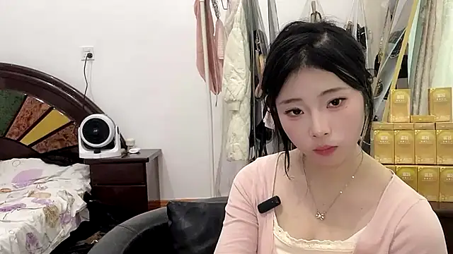 yiyibaby2026 online show from March 27, 2026, 8:26 am