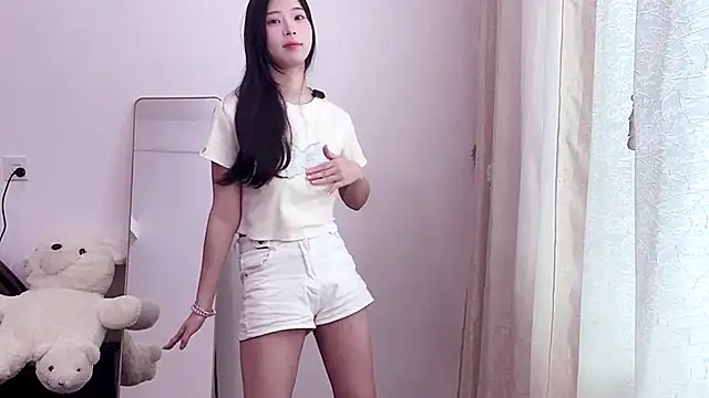 yiyibaby2026 online show from March 28, 2026, 2:12 am