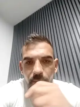 luys23 online show from April 12, 2026, 3:21 am