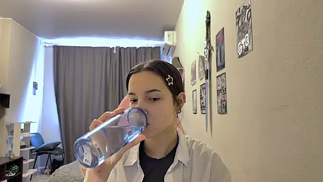 KateMiragee online show from May 18, 2026, 9:36 am