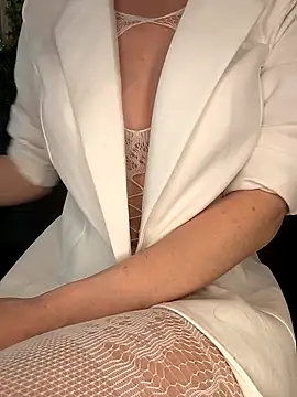 EvaliXiouss online show from April 7, 2026, 10:00 pm