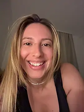 Snapshot of EvaRyen_ chatting on July 8, 2026, 10:10 pm EvaRyen online show from July 8, 2026, 10:10 pm