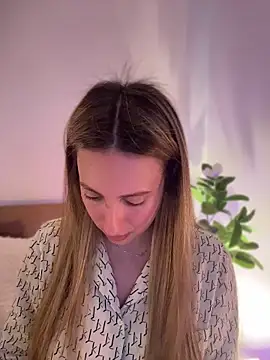 EvaRyen  online show from April 7, 2026, 3:36 pm