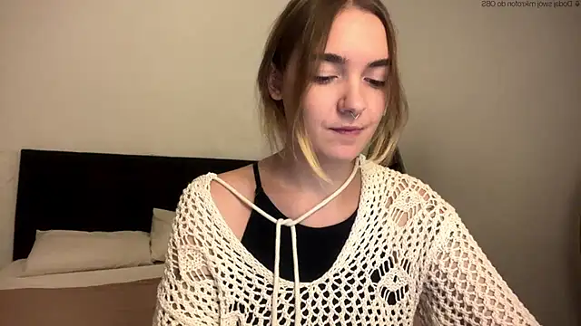 Snapshot of RoxyWet chatting on April 29, 2026, 1:37 pm RoxyWet online show from April 29, 2026, 1:37 pm