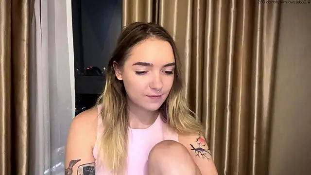 Snapshot of RoxyWet chatting on May 27, 2026, 2:13 pm RoxyWet online show from May 27, 2026, 2:13 pm