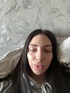 MishellKins online show from April 4, 2026, 12:23 pm