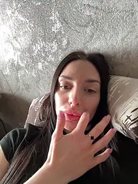 MishellKins online show from April 17, 2026, 2:09 pm