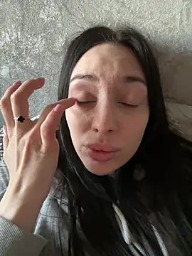 MishellKins online show from April 1, 2026, 2:47 pm