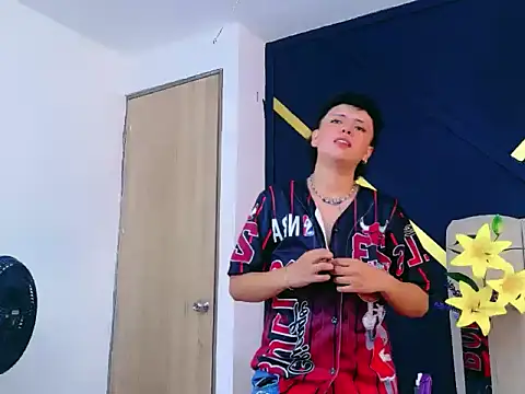 NikiEvanz online show from April 12, 2026, 5:05 pm