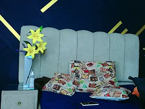 NikiEvanz online show from April 12, 2026, 4:27 am