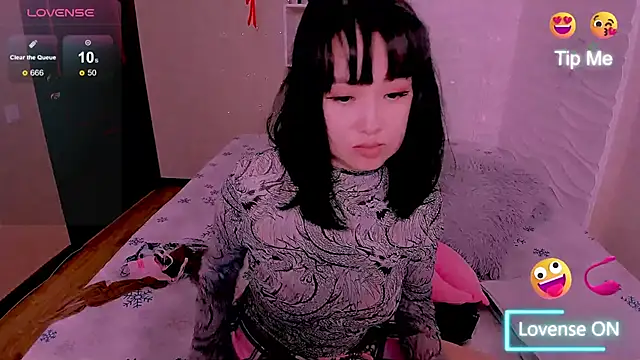 Akiko Yun online show from April 18, 2026, 11:45 am