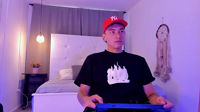 Thiago 2003  online show from April 6, 2026, 12:17 pm