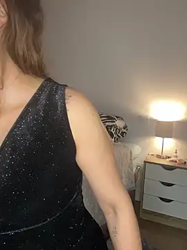 EmelyGigi online show from April 14, 2026, 5:18 pm