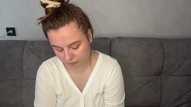 Ellaizatelly online show from April 3, 2026, 11:38 am