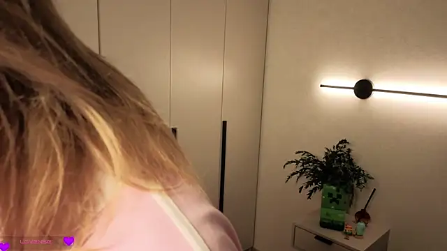 AureliaAngel online show from April 8, 2026, 3:41 am