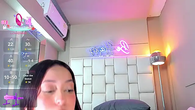 Snapshot of MiaCamille_ chatting on April 21, 2026, 7:31 pm MiaCamille online show from April 21, 2026, 7:31 pm