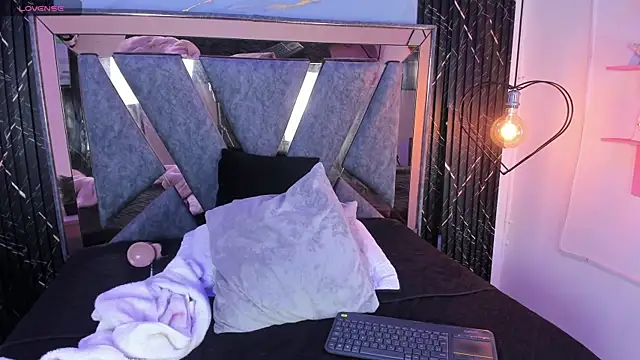  charlotte quee  online show from April 4, 2026, 3:07 pm