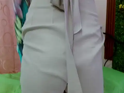 hotlatinaluna23 online show from April 17, 2026, 7:38 pm