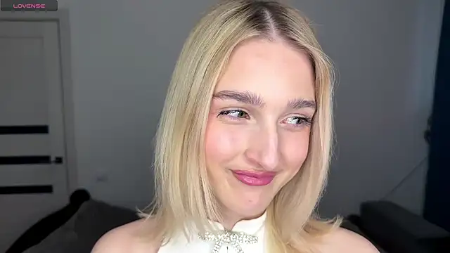 SweetiLun online show from April 14, 2026, 3:17 pm