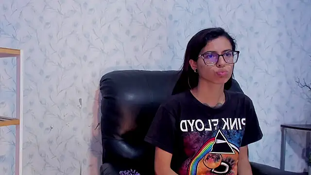 Snapshot of Emily_Lopera chatting on July 4, 2026, 3:38 pm Emily Lopera online show from July 4, 2026, 3:38 pm