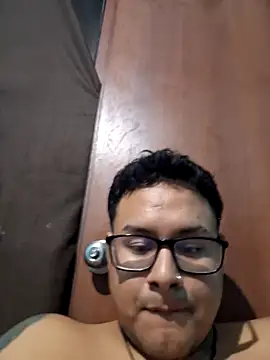 renzohottt online show from April 6, 2026, 4:46 am