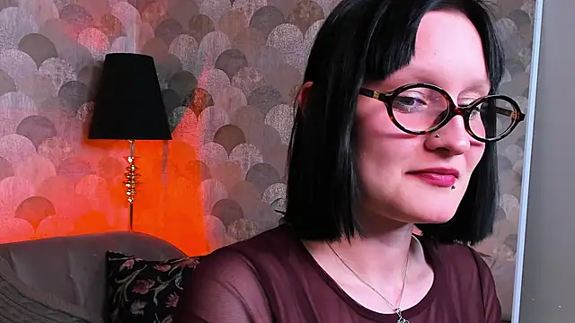 Velvet Lily online show from April 21, 2026, 8:37 pm