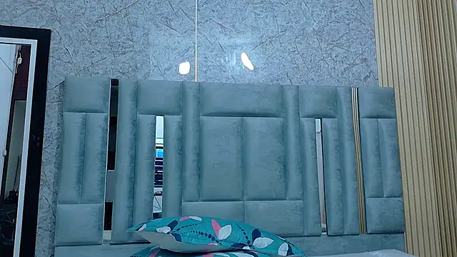 lindaa022 online show from April 17, 2026, 9:45 am