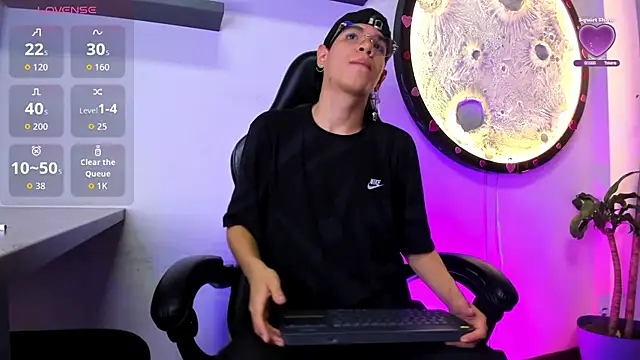 Bennet-Grayy online show from April 19, 2026, 4:02 am