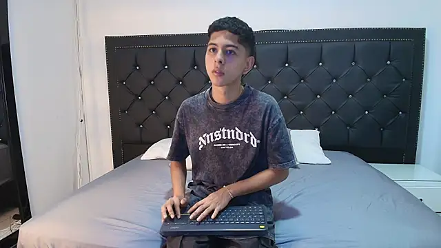 NohaDrake online show from April 6, 2026, 8:43 pm