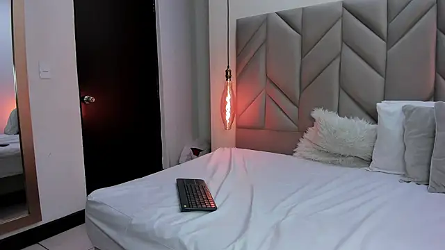 NohaDrake online show from April 12, 2026, 8:50 am