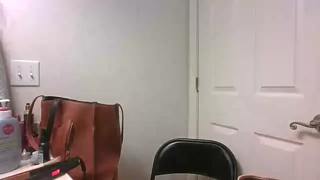 kitty-kitten82 online show from April 13, 2026, 1:59 pm