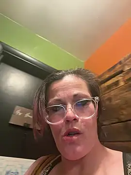 kitty-kitten82 online show from April 8, 2026, 9:05 pm