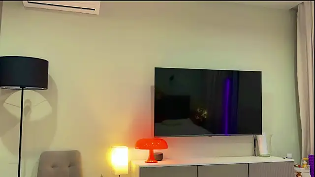 Nicolekira online show from April 3, 2026, 9:32 pm